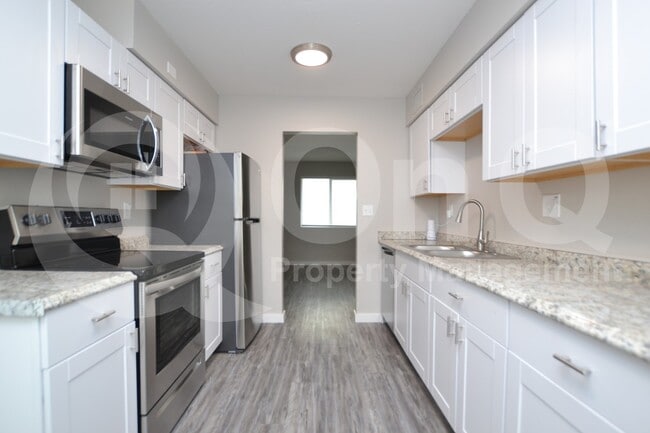 2210 W Devonshire Ave