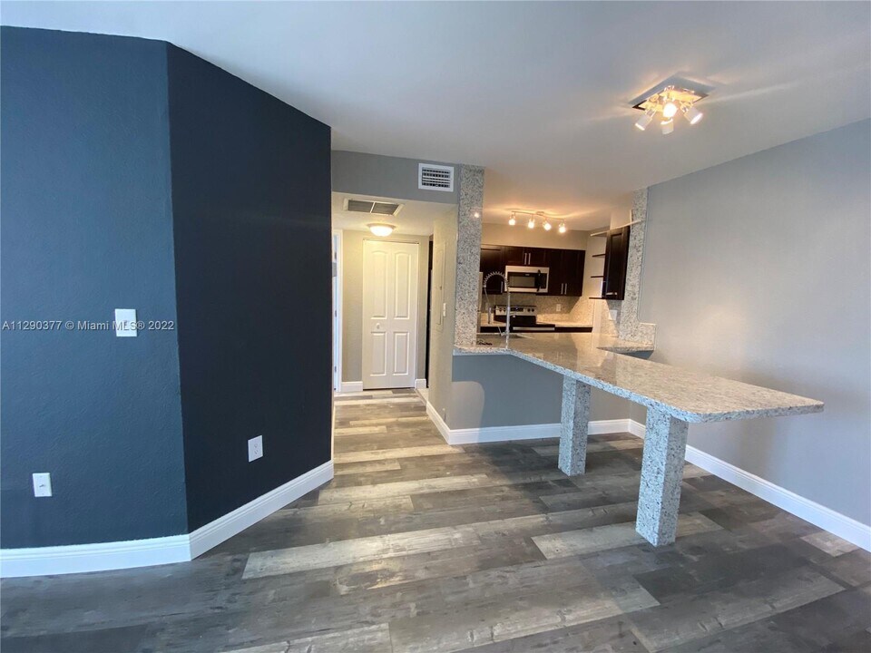 2890 N Oakland Forest Dr-Unit -201 in Oakland Park, FL - Building Photo