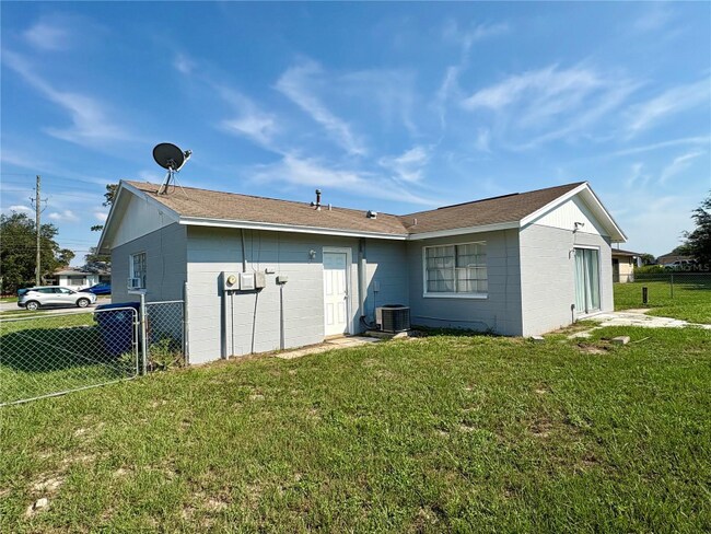 5389 Mariner Blvd in Spring Hill, FL - Building Photo - Building Photo