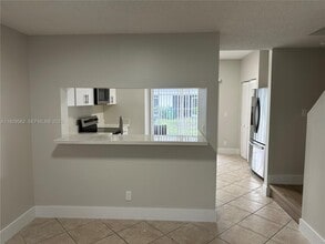 17 Simonton Cir in Weston, FL - Building Photo - Building Photo