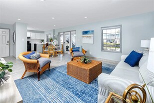 5231 Beach Dr SE, Unit B in St. Petersburg, FL - Building Photo