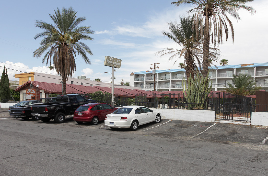 Spa Town House in Desert Hot Springs, CA - Foto de edificio