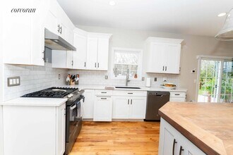 9 Dayton Ave in East Hampton, NY - Building Photo - Building Photo