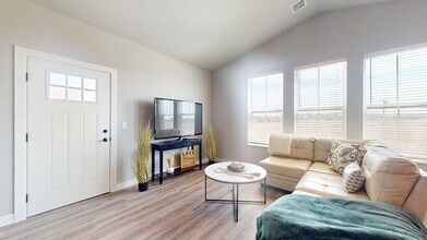 The Flats - 100 (Building 4) in Oregon, WI - Foto de edificio - Building Photo