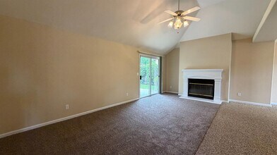 2274 E Skyview Ave in Fresno, CA - Building Photo - Building Photo