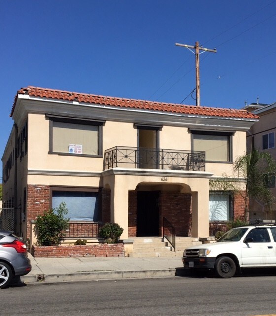 626 W 7th St in Los Angeles, CA - Building Photo