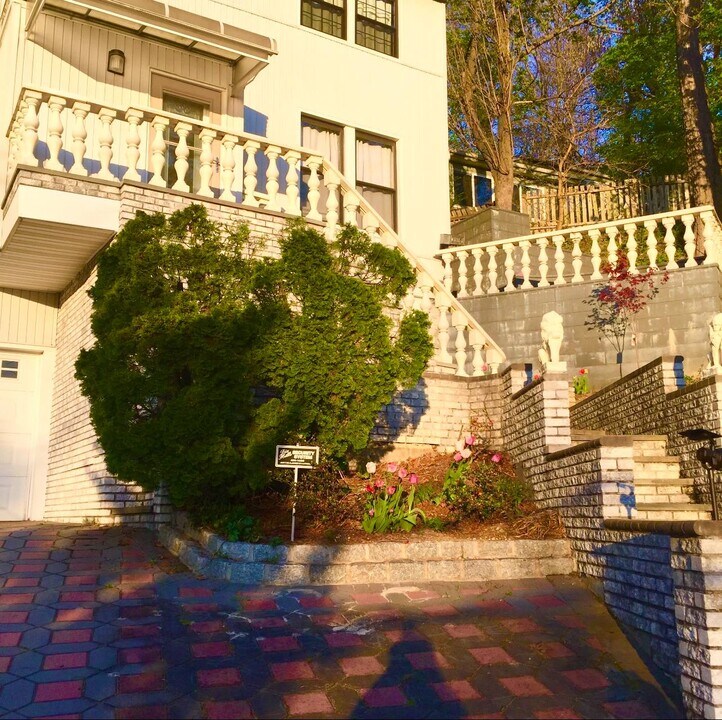 350 Bayview Ave in Manhasset, NY - Building Photo
