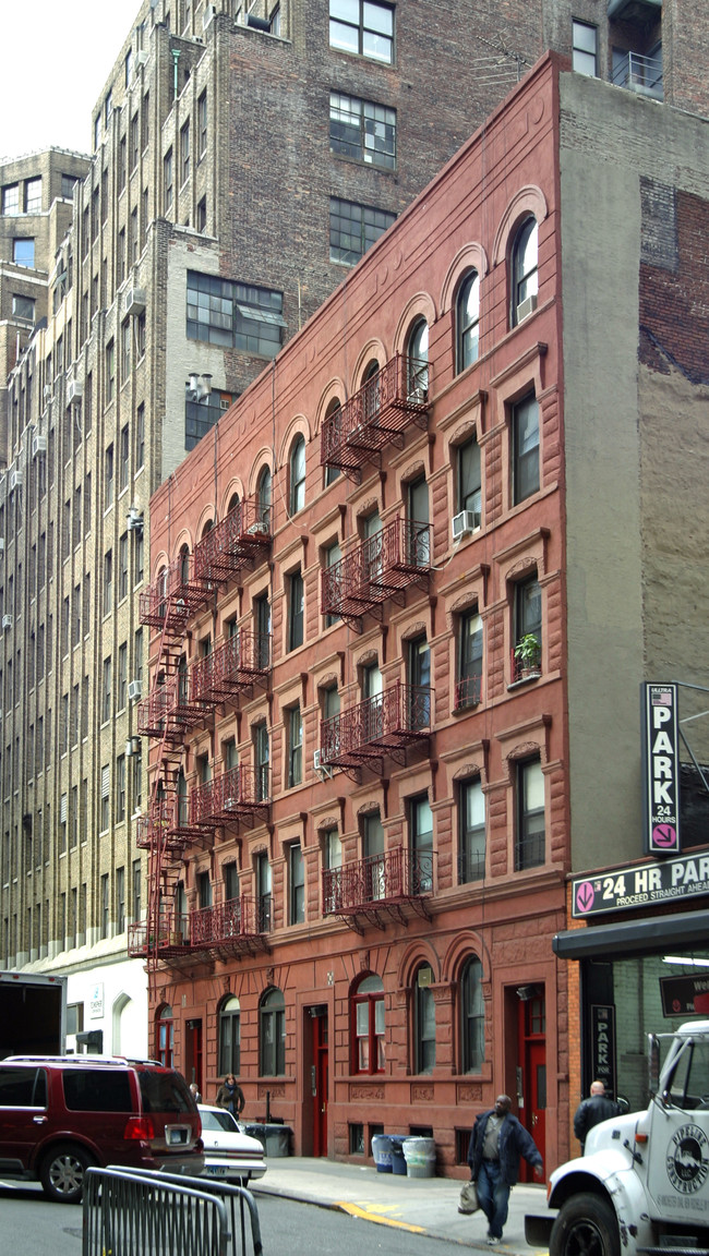 327-331 W 35th St in New York, NY - Building Photo - Building Photo