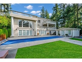 6089 Gleneagles Dr in West Vancouver, BC - Building Photo