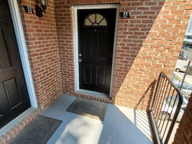 1505 Key Blvd, Unit APT A in Arlington, VA - Building Photo