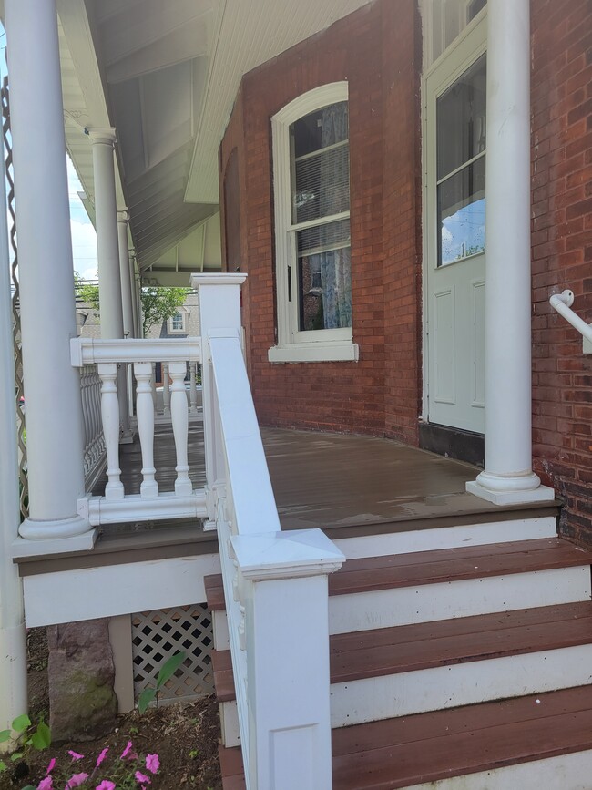 405 E Main St, Unit First Floor Apartment in New Holland, PA - Building Photo - Building Photo