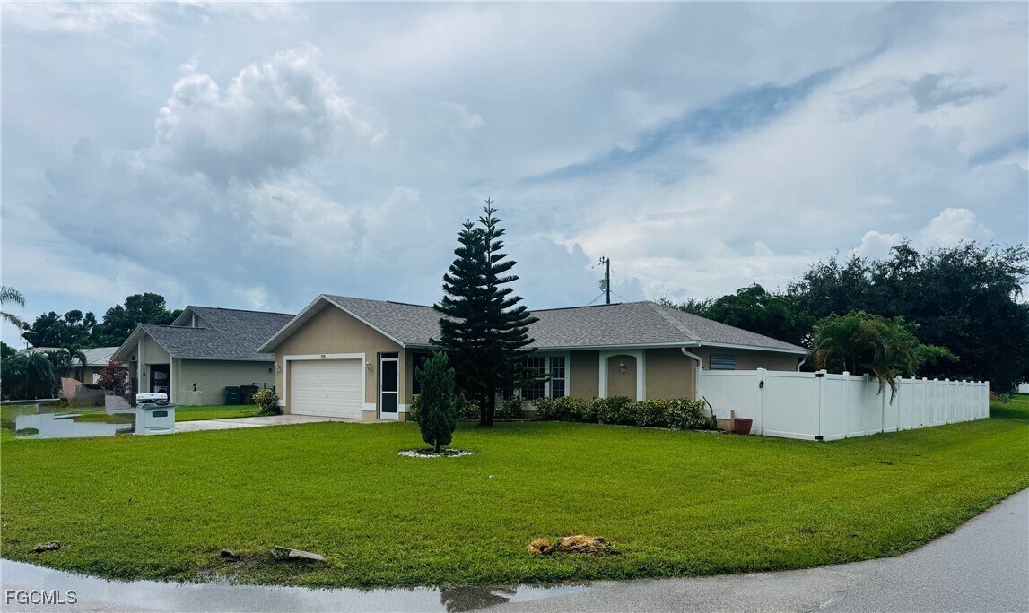616 SE 11th Ave in Cape Coral, FL - Foto de edificio