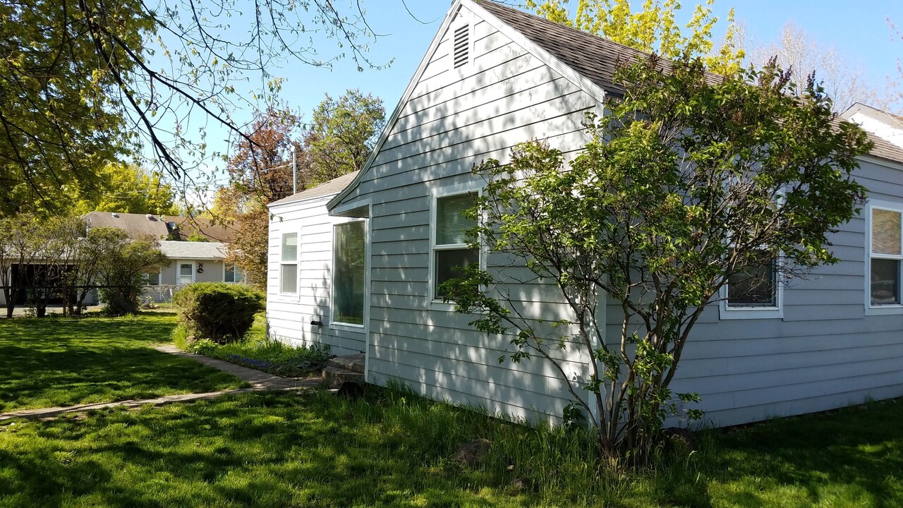 2304 N Fir St in La Grande, OR - Building Photo