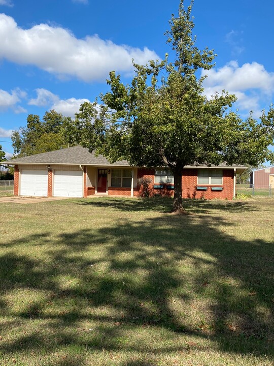 1865 W Lake Park Dr in Mustang, OK - Building Photo