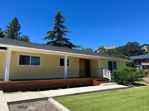 593 Oak Knoll Dr in Ashland, OR - Building Photo - Building Photo