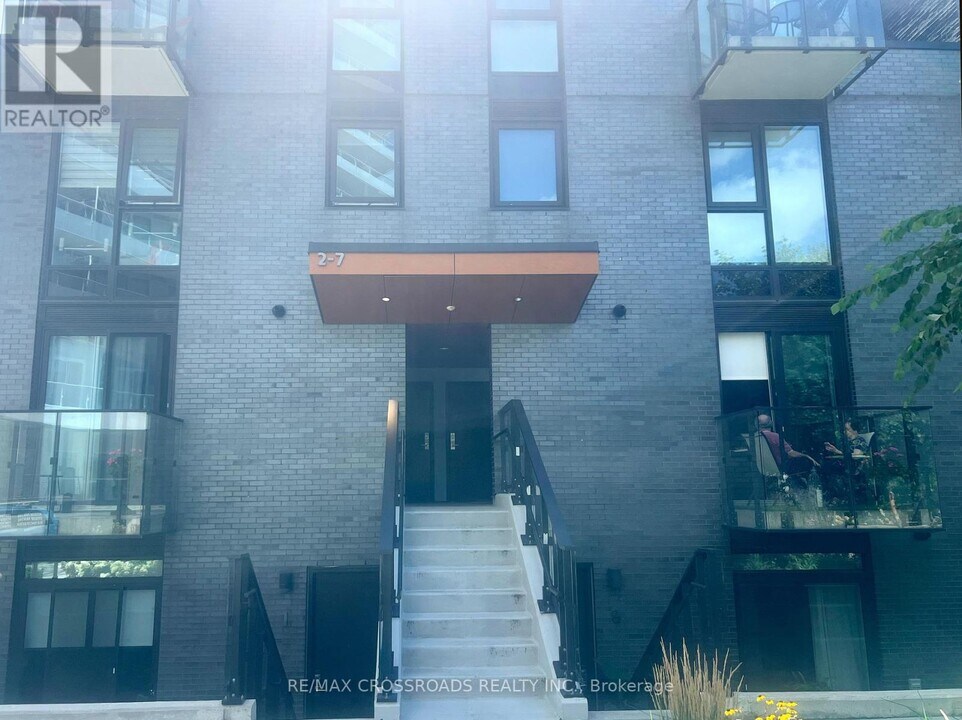 15-15 Brin Dr in Toronto, ON - Building Photo