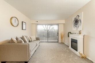 Three Oaks Apartments in Troy, MI - Building Photo - Building Photo