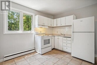 2320 Hixon St in Oakville, ON - Building Photo - Building Photo