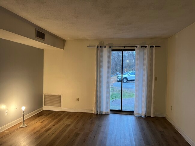 100 Cass Ave, Unit A4 in Dracut, MA - Foto de edificio - Building Photo