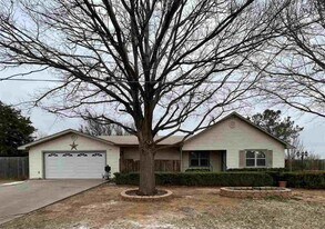 803 S Wall St in Iowa Park, TX - Building Photo