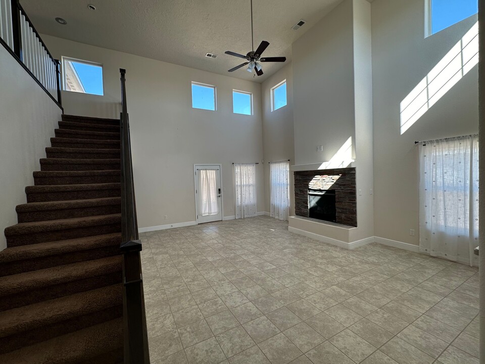 4820 W Dark Horse Rd in Hobbs, NM - Foto de edificio