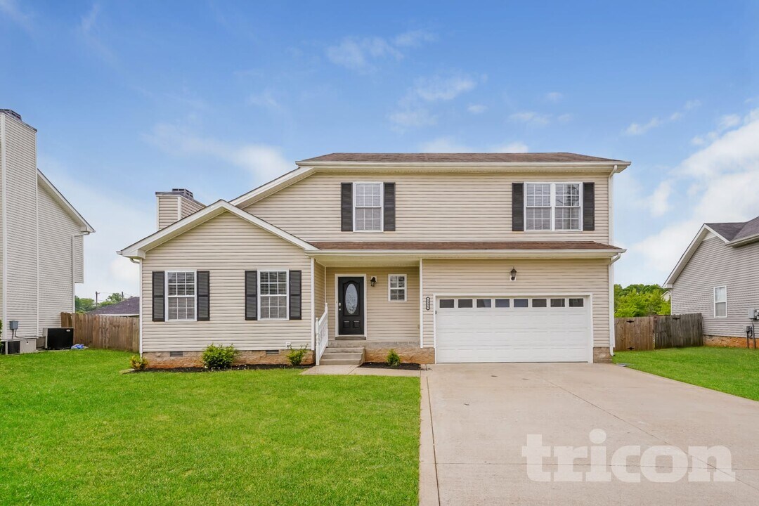 1335 Loren Circle in Clarksville, TN - Building Photo