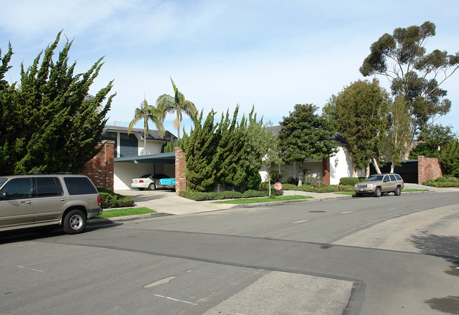East Bay Villas Apartments in Newport Beach, CA - Building Photo - Building Photo