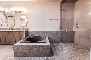 980 Vegas Valley Dr in Las Vegas, NV - Building Photo