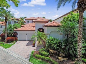 13689 Deering Bay Dr in Coral Gables, FL - Foto de edificio - Building Photo