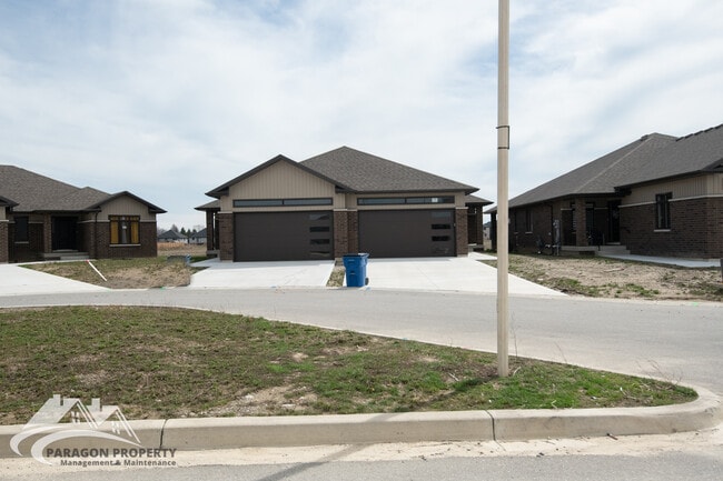 77 Bordeaux Pl in Chatham, ON - Building Photo - Building Photo