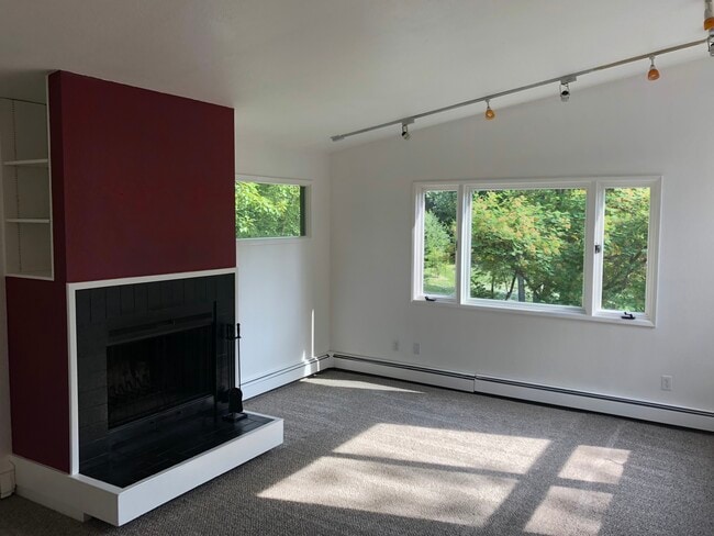 239 W Cook Ave in Anchorage, AK - Foto de edificio - Building Photo