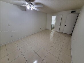 9310 Fontainebleau Blvd in Miami, FL - Building Photo - Building Photo