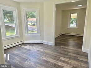 825 Maple Ave in Phoenixville, PA - Foto de edificio - Building Photo