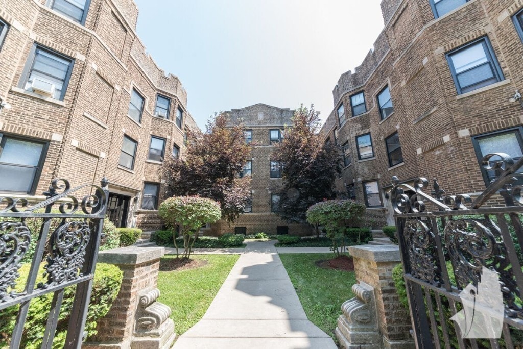 629 W Cornelia Ave, Unit 2n in Chicago, IL - Foto de edificio