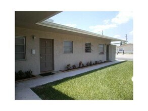 220 NE 40th St in Oakland Park, FL - Building Photo - Building Photo