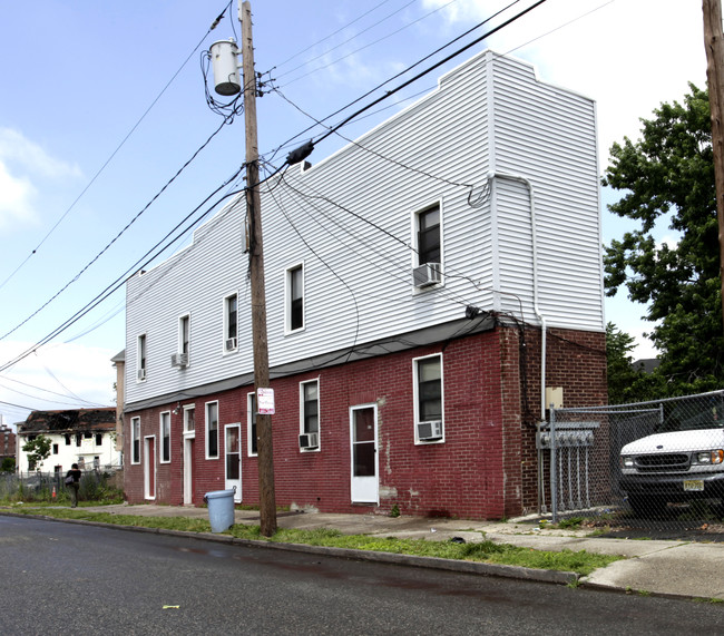 521-525 New Point Rd in Elizabeth, NJ - Building Photo - Building Photo