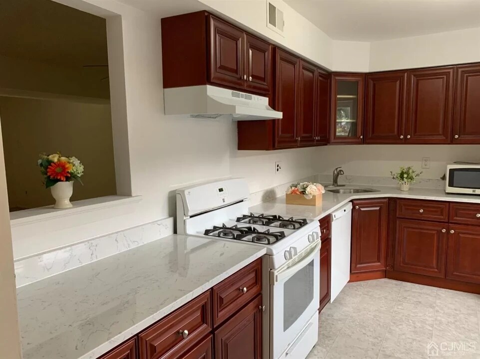 8401 Hana Rd in Edison, NJ - Building Photo