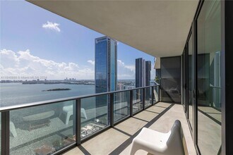 460 NE 28th St, Unit 3703 in Miami, FL - Foto de edificio - Building Photo