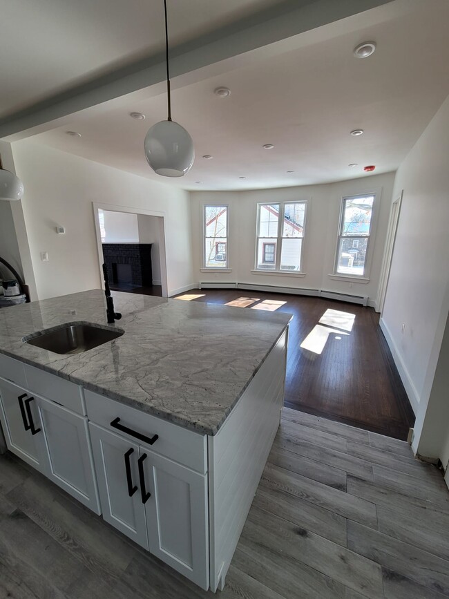 682 Whitney Ave, Unit 2 in New Haven, CT - Building Photo - Building Photo