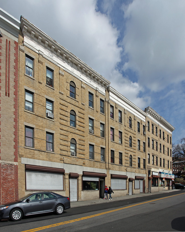 Milio Plaza in Yonkers, NY - Foto de edificio - Building Photo