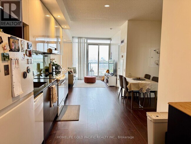 121-2121 McMahon Dr in Toronto, ON - Building Photo - Building Photo