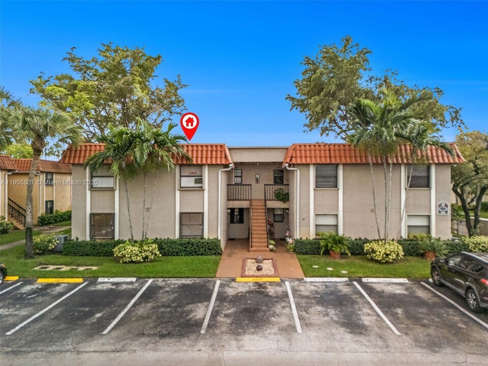 9730 Hammocks Blvd in Miami, FL - Building Photo