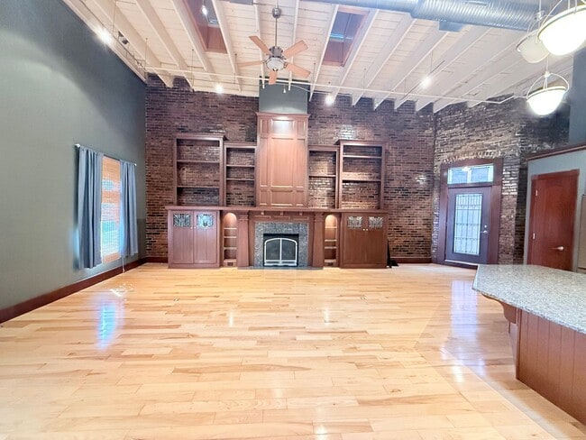 318 N Main St in Bloomington, IL - Building Photo - Building Photo