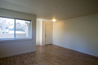 3651 SE Francis St in Portland, OR - Building Photo - Building Photo