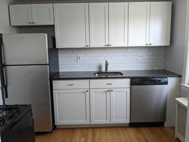 13 Clarmore Dr, Unit 1B in Norwalk, CT - Foto de edificio - Building Photo