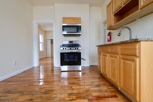 292 S 8th St, Unit 1 in Newark, NJ - Building Photo