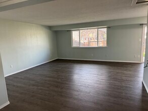 404 Teakwood Dr, Unit Apt A in Eagle Point, OR - Building Photo - Building Photo