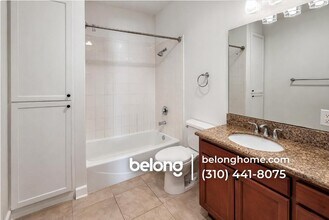 1700 W 43rd St, Unit A in Los Angeles, CA - Foto de edificio - Building Photo