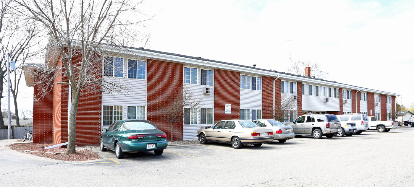 Racine Apartments in Racine, WI - Building Photo