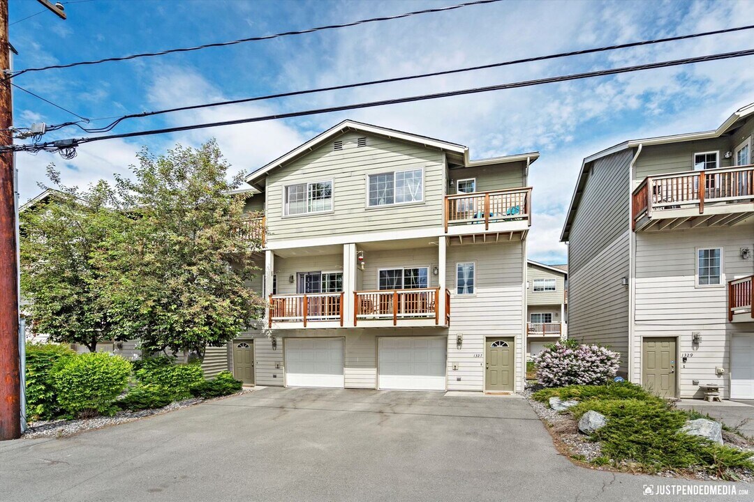 1327 Denali St in Anchorage, AK - Building Photo